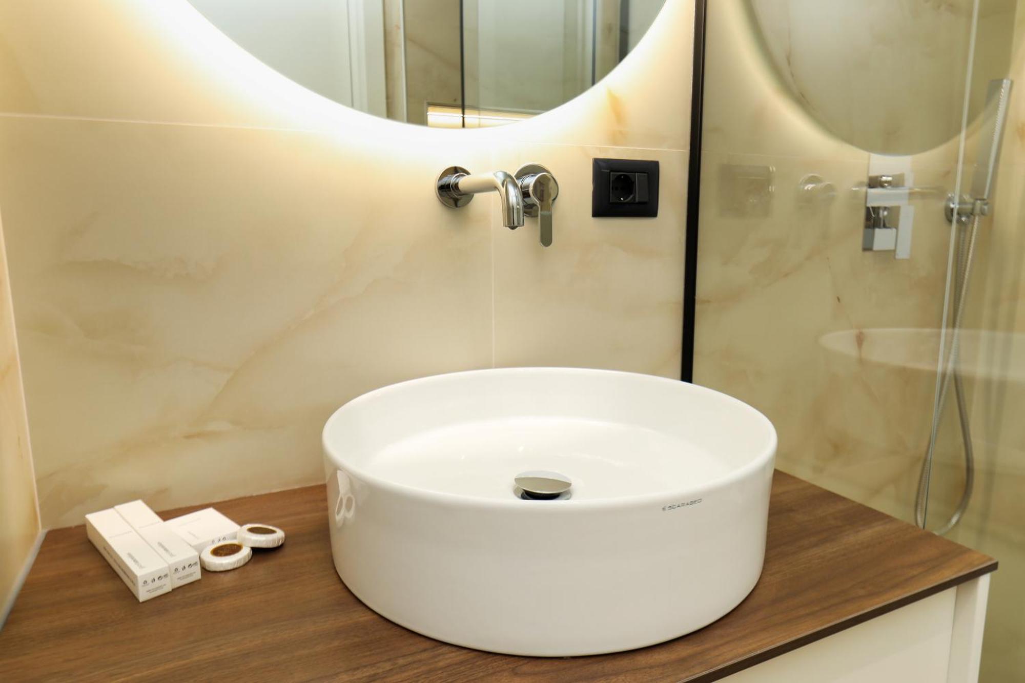 Hotel Adore Vlorë Екстериор снимка