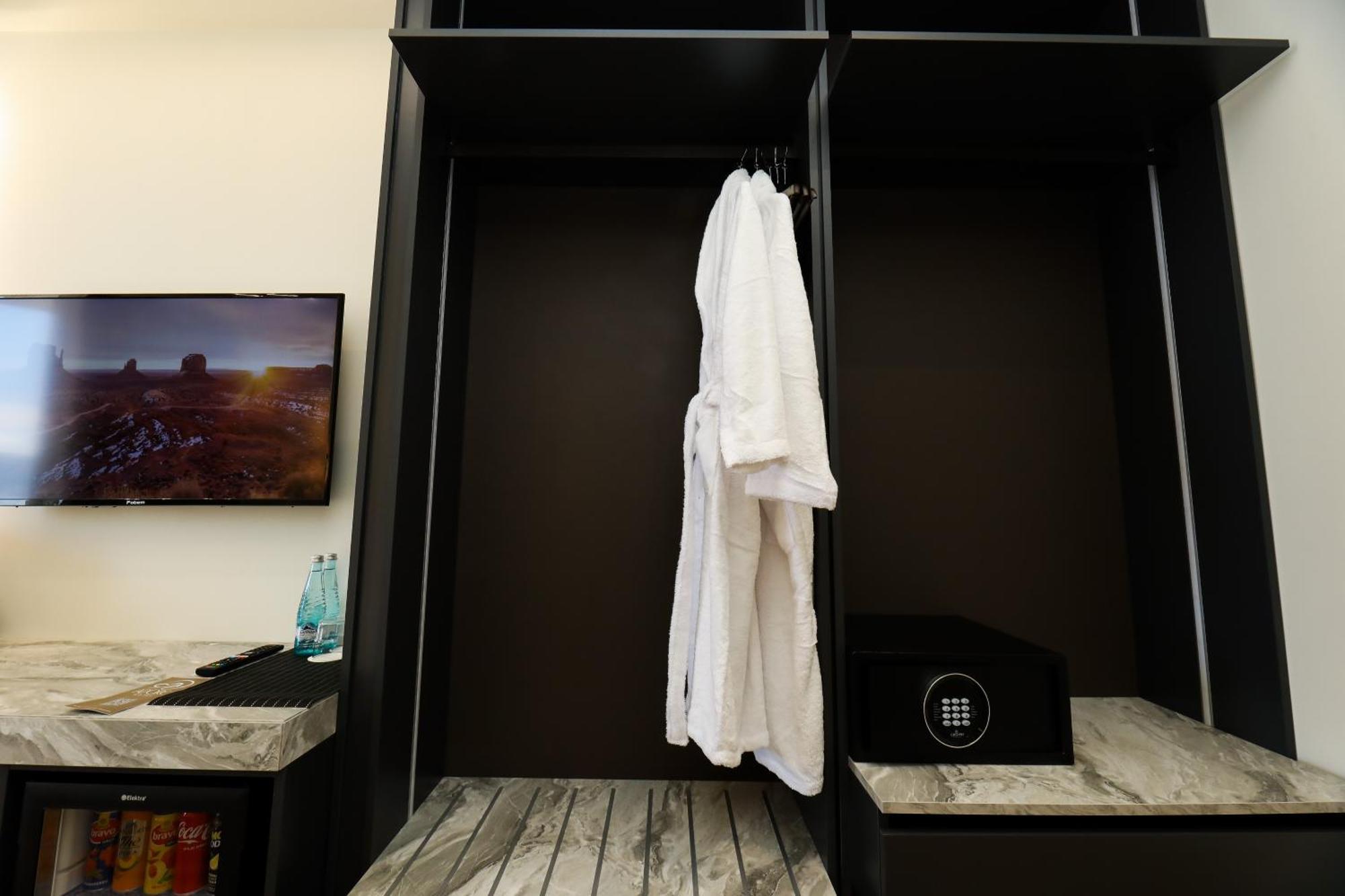 Hotel Adore Vlorë Екстериор снимка