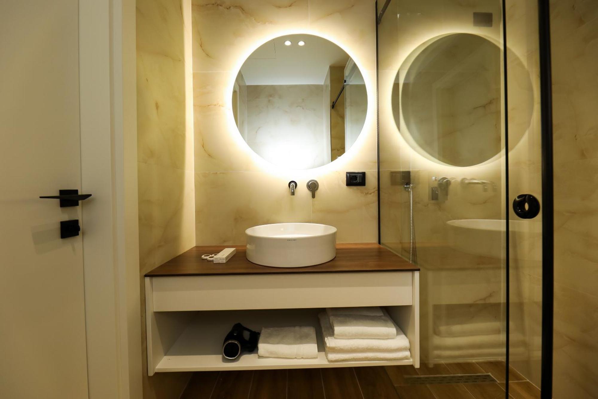 Hotel Adore Vlorë Екстериор снимка