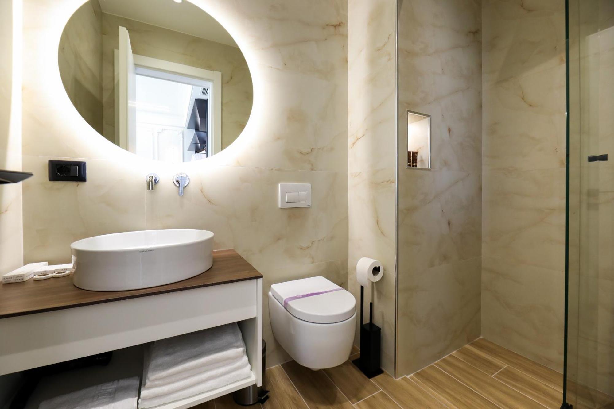 Hotel Adore Vlorë Екстериор снимка