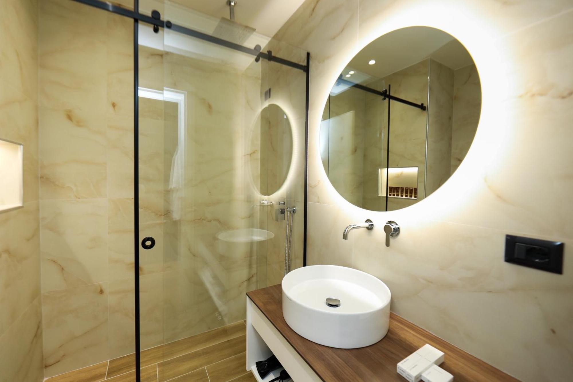 Hotel Adore Vlorë Екстериор снимка
